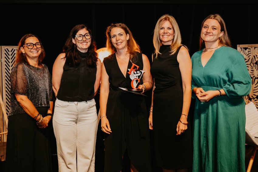 Manon Feron Comalada (au centre), directrice générale de PEG, fière ambassadrice du "Fabriqué en France" et lauréate du prix "reprise d’entreprise". © PEG