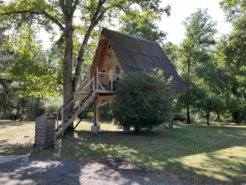 Perchées, cachées ou atypiques, le Nid dans les bruyères ne manque pas de cabanes originales pour se loger. @ Le nid dans les Bruyères
