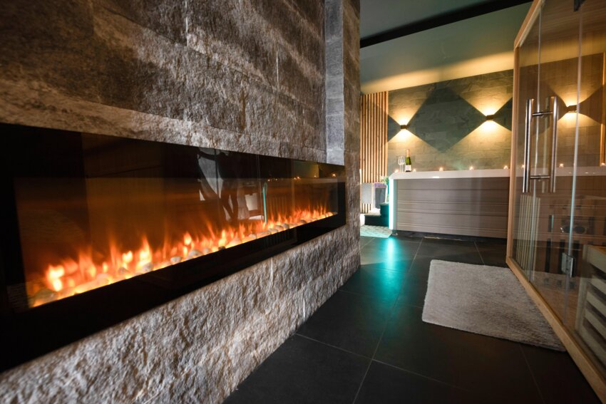 Un hébergement élégant où chaque détail compte, du parquet massif au carrelage en travertin. © La Charmeraie