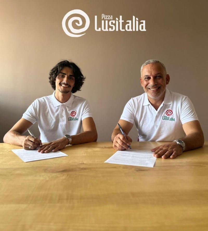 (de g. à dr.) Antonio Ramos, co-fondateur du groupe de Lusitalia et Steven Gazeaux, le nouveau franchisé. ©Lusitalia 
