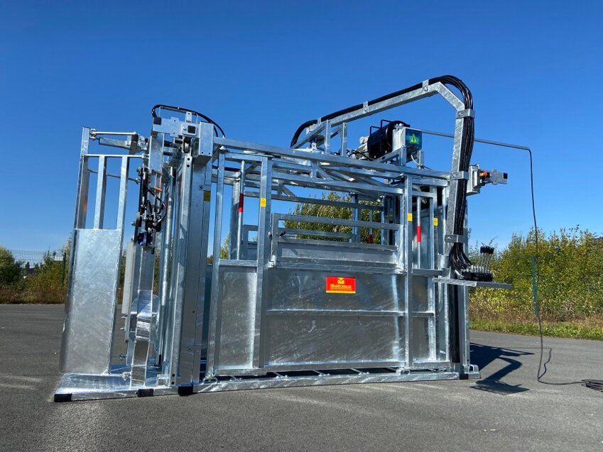 (c) Maréchalle Pesage, cage hydraulique renforcée, spécialement conçue pour les marchands de bestiaux.