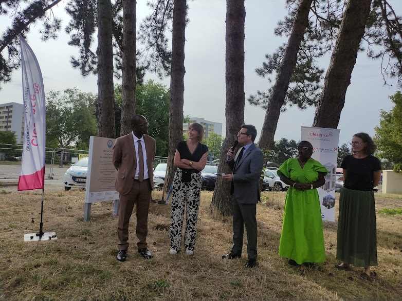 La maire de Saint-Quentin entourée du sous préfet à gauche et du directeur général de Clésence.