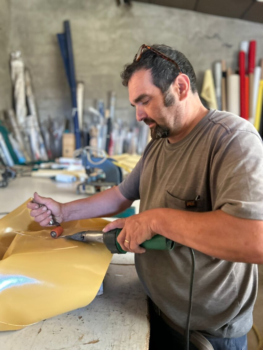 Dans son atelier, Jean-Christophe Diot travaille aussi bien le cuir que d’autres matières pour répondre aux besoins du monde viticole et du transport. © Maroquinerie Diot