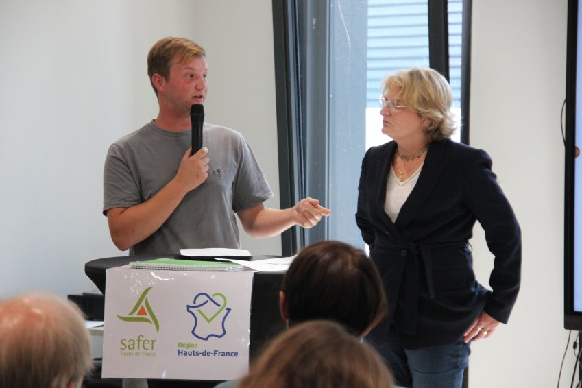 Installé à Boeschepe sur l'exploitation laitière familiale, Clément Parent (aux côtés de l'élue régionale Marie-Sophie Lesne) a bénéficié d'un portage foncier pour s'agrandir en toute sérénité. © Aletheia Presse / Arnaud Stoerkler