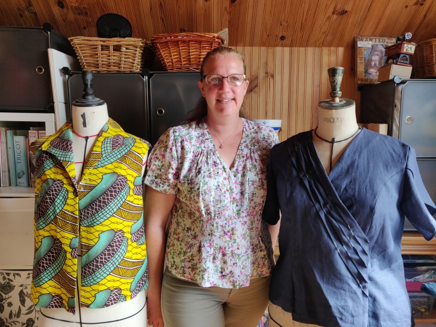 Laëtitia Gaspard entourée de ses mannequins Cindy et Naomie. © Aletheia Press / DLP