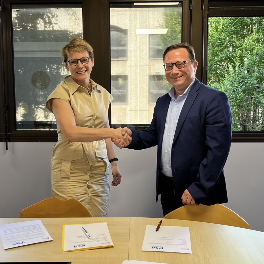Anne-Ségolène Abscheidt, directrice générale de l’IPSA, et Pierre Rehlinger, chef d'établissement coordinateur au lycée Jean XXIII lors de la signature du partenariat.