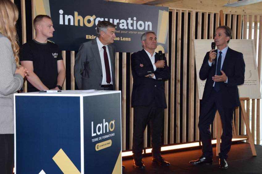 Le nouveau centre de formation Laho Lens a été inauguré en présence de Philippe Hourdain, président de la CCI Hauts-de-France, Xavier Bertrand, président de la Région Hauts-de-France, et Sylvain Robert, maire de Lens et président de la CALL. 