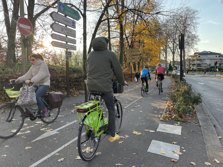 Cyclistes à Annecy qui figure au top 10 dix des grandes villes où il fait bon pédaler. (c) Olivier RAZEMON.