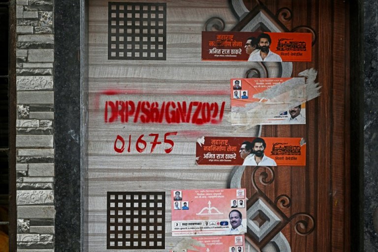 Une marque rouge sur la porte d'une maison dans le cadre d'un projet de rénovation urbaine du bidonville de Dharavi, le 8 juillet 2025 à Bombay, en Inde © Indranil MUKHERJEE