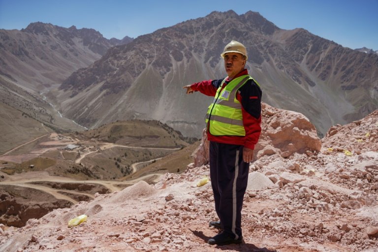 Murod Dzhumazoda, directeur adjoint de l'entreprise Talco Gold, sur le site d'extraction d'antimoine à la mine de Saritag, dans l'ouest du Tadjikistan, le 26 août 2025 © STRINGER