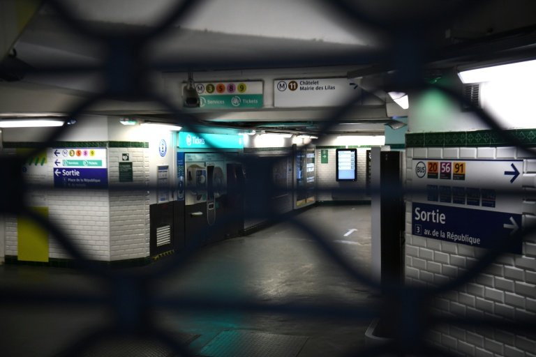 L'entrée de la station République du métro parisien fermée lors d'une grève nationale contre la réforme des retraites le 31 janvier 2023 © Christophe ARCHAMBAULT
