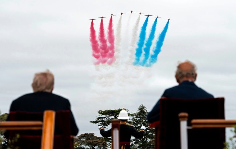 Le président américain Donald Trump et le roi Charles III assistent à une démonstration aérienne de l'équipe de voltige de la Royal Air Force, The Red Arrows, sur la pelouse est du château de Windsor, lors de la deuxième visite d'État du président américain, le 17 septembre 2025 à Windsor © Doug MILLS
