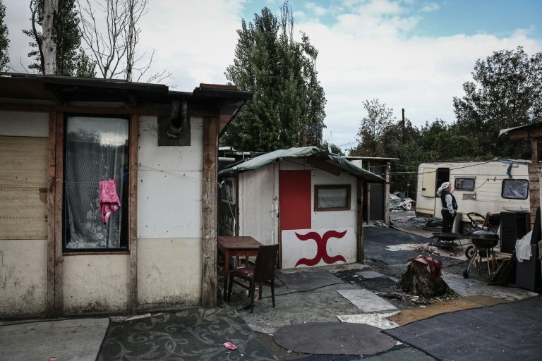 Cette photographie, prise le 26 septembre 2025, montre des cabanes dans un bidonville de Stains, près de Paris © Thibaud MORITZ