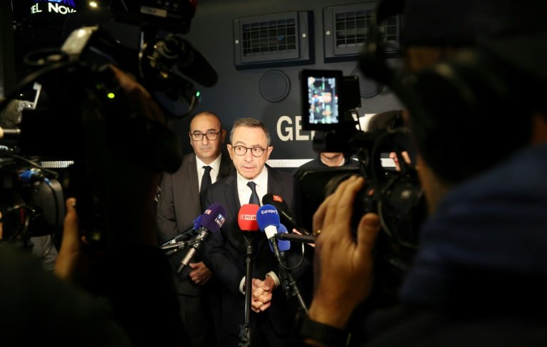 Le préfet de police de Paris Laurent Nunez (G) et le ministre de l'Intérieur Bruno Retailleau (C) s'adressent à la presse après avoir rencontré des policiers à la Porte d'Orléans à Paris le 18 septembre 2025 © Ludovic MARIN