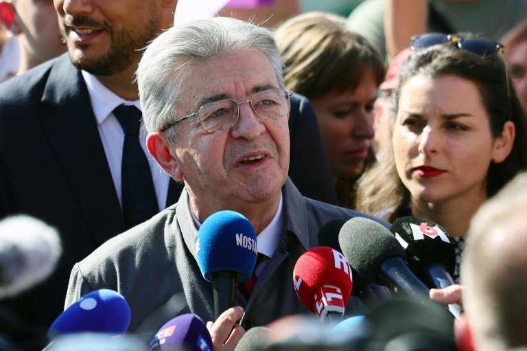 Jean-Luc Mélenchon, leader de La France insousmise, répond à la presse le 18 septembre 2025, en marge de la manifestation intersyndicale pour peser sur les choix budgétaires © CLEMENT MAHOUDEAU