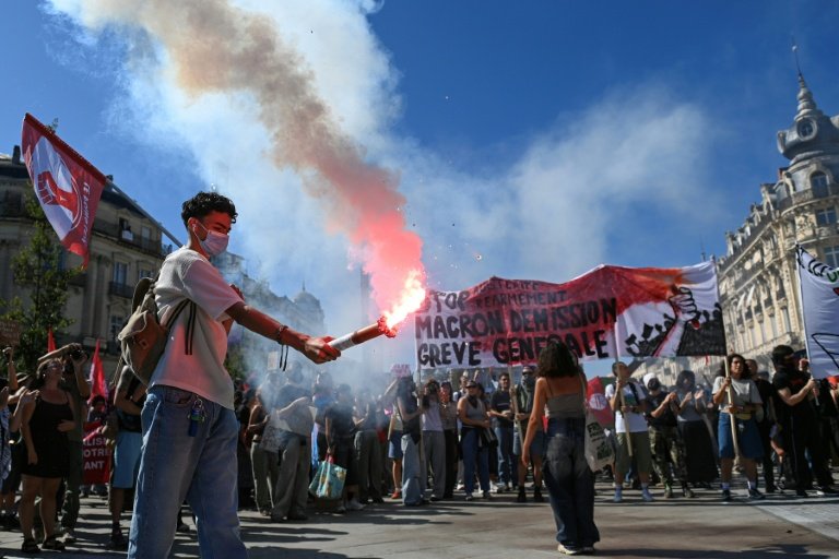 Un manifestant allume une fusée éclairante lors de la journée de grève et de manifestations dans toute la France à l'appel des syndicats, pour un autre budget, à Montpellier le 18 septembre 2025 © Sylvain THOMAS