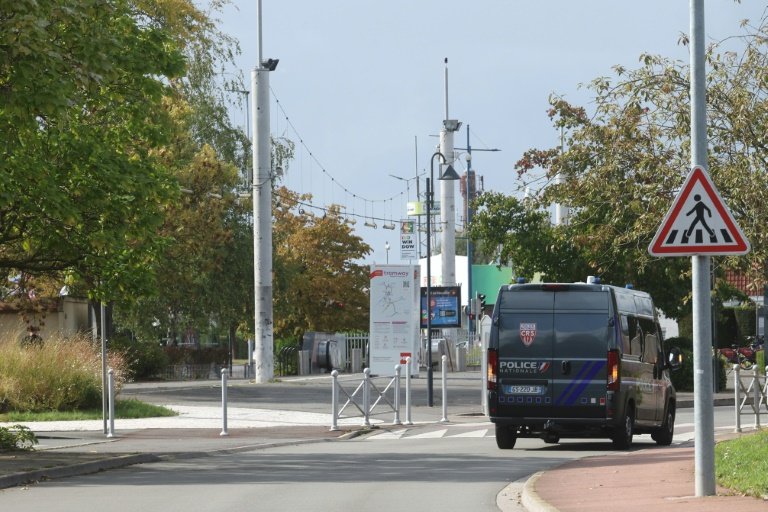 Un véhicule de police patrouille à la station de métro Pont de Neuville, à Tourcoing, près de l'endroit où un policier a été agressé alors qu'il tentait d'arrêter les auteurs d'un vol, le 12 septembre 2025 dans le Nord © Francois LO PRESTI