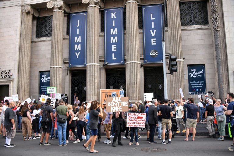 Des manifestants lors d'un rassemblement contre l'annulation de l'émission "Jimmy Kimmel Live!", à Hollywood, en Californie, aux Etats-Unis, le 18 septembre 2025 © Chris Delmas