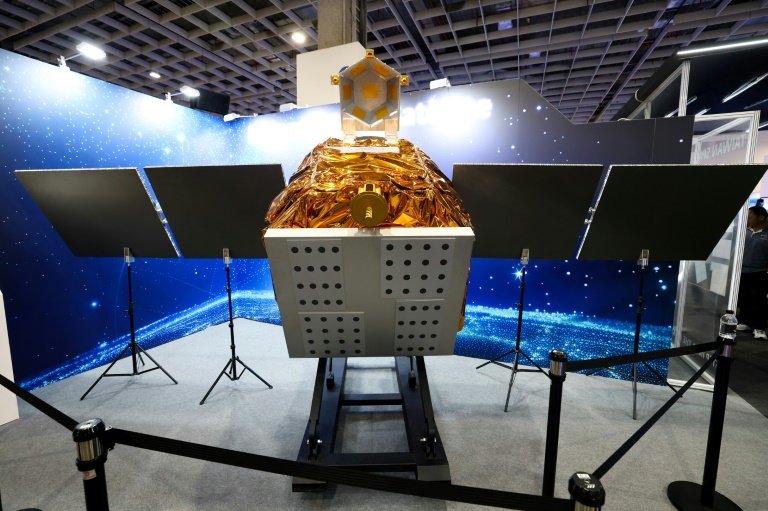 Une maquette du Beyond 5G LEO Satellite, le premier programme expérimental de communication par satellite de Taïwan, réalisé par l'Agence spatiale de Taïwan (TASA), présenté lors de l'exposition sur l'aérospatiale et la technologie de défense à Taipei, le 18 juillet 2025. © I-Hwa Cheng