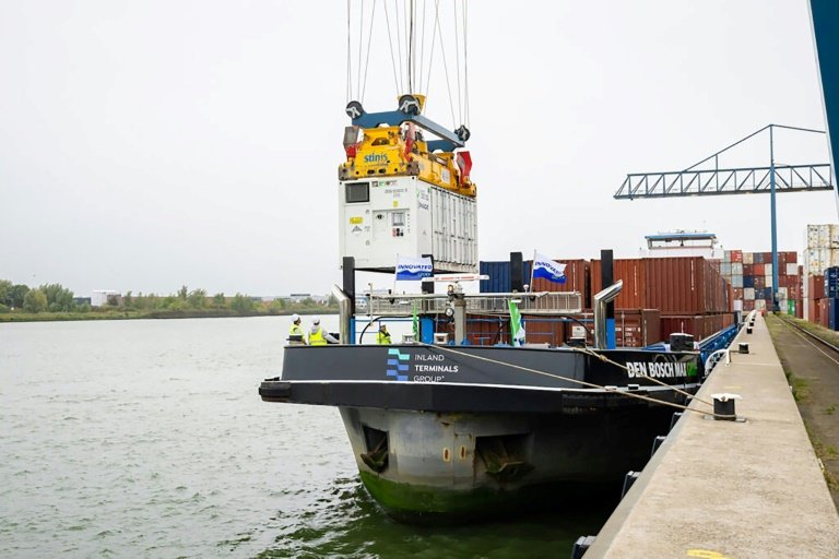 Photo prise le 17 septembre 2025 et distribuée par Zero Emission Service le 24 septembre 2025 montrant l'installation par grue d'une batterie sur le navire transporteur MS Den Bosch Max Groen, amarré au port de Rotterdam, aux Pays-Bas © Handout