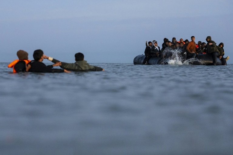 Des migrants essaient de monter à bord d'un "bateau-taxi" pour traverser la Manche le 19 septembre 2025 au large de la plage de Gravelines, dans le nord de la France © Sameer Al-DOUMY