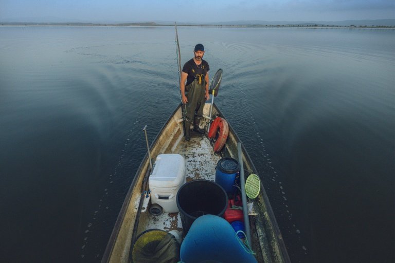 Le pêcheur Sébastien Gaubert sur l'étang de l'Ayrolle, à Gruissan, le 25 juin 2025 © IDRISS BIGOU-GILLES