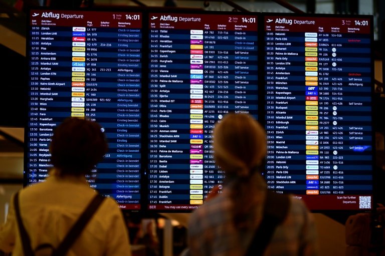 L'aéroport de Berlin, mais aussi ceux de Bruxelles et Heathrow à Londres, sont perturbés le 20 septembre 2025 en raison d'une cyberattaque sur un logiciel pour l'enregistrement des passagers, qui ont dû parfois attendre de longues heures avant de pouvoir effectuer cette formalité © Tobias SCHWARZ