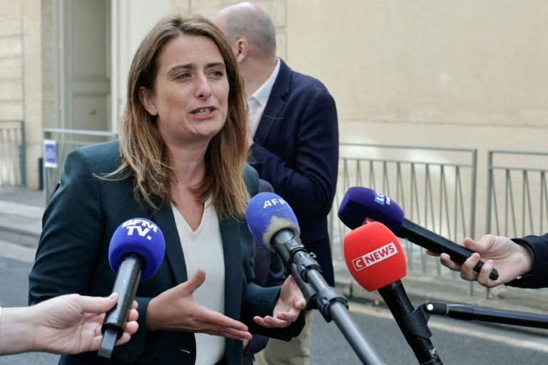 La cheffe des écologistes Marine Tondelier répond aux journalistes à son arrivée pour une réunion avec le Premier ministre à l'Hôtel de Matignon à Paris, le 17 septembre 2025 © STEPHANE DE SAKUTIN