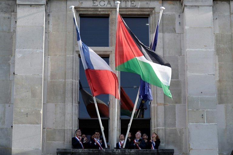 Le Premier secrétaire du Parti socialiste français Olivier Faure (G) à la mairie de Saint-Denis, près de Paris, où a été hissé le drapeau palestinien, le 22 septembre 2025 © STEPHANE DE SAKUTIN