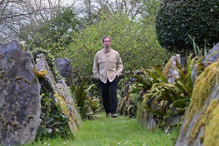 Le chef Hugo Roellinger dans le jardin aromatique de son restaurant "Château Richeux" à Saint-Meloir-des-Ondes, le 3 avril 2025 en Ille-et-Vilaine © Damien MEYER