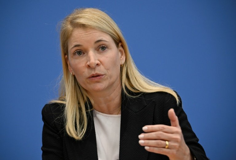 Evelyn Palla, nouvelle directrice de la Deutsche Bahn (DB), l'opérateur ferroviaire public allemand, au cours d'une conférence de presse, le 22 septembre 2025 à Berlin © Tobias SCHWARZ