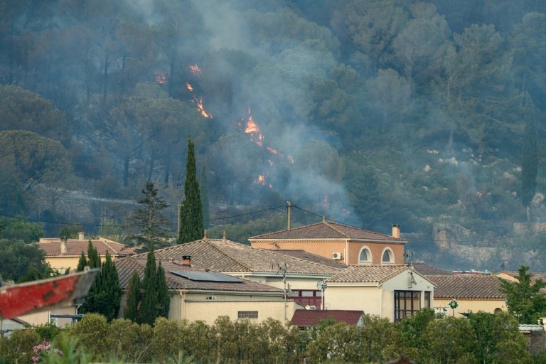 Un incendie proche des habitations à Bizanet, le 29 juin 2025 © IDRISS BIGOU-GILLES