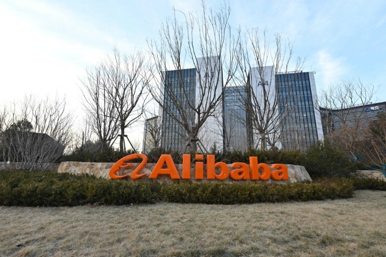 Le titre Alibaba a bondi de plus de 9% à la Bourse de Hong Kong, suite à des déclarations de son directeur général Eddie Wu assurant que l'entreprise allait renforcer ses investissements dans l'IA. © ADEK BERRY