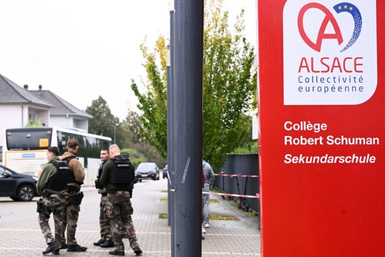 Gendarmes à l'entrée du collège Robert Schuman, à Benfeld (Bas-Rhin), le 24 septembre 2025 © SEBASTIEN BOZON