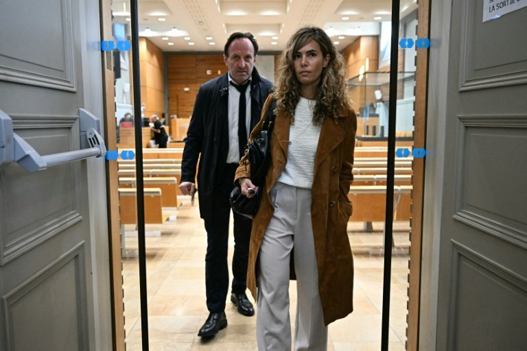 Alexandre Martin (g) et Emmanuelle Franck (d), avocats de l'accusé Cédric Jubillar, quittent le palais de justice d'Albi, le 22 septembre 2025 © Lionel BONAVENTURE