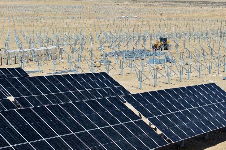 Préparation de structures pour l'installation de panneaux solaires dans le désert de Lingwu, dans la région du Ningxia, au nord de la Chine, le 14 avril 2025 © STR