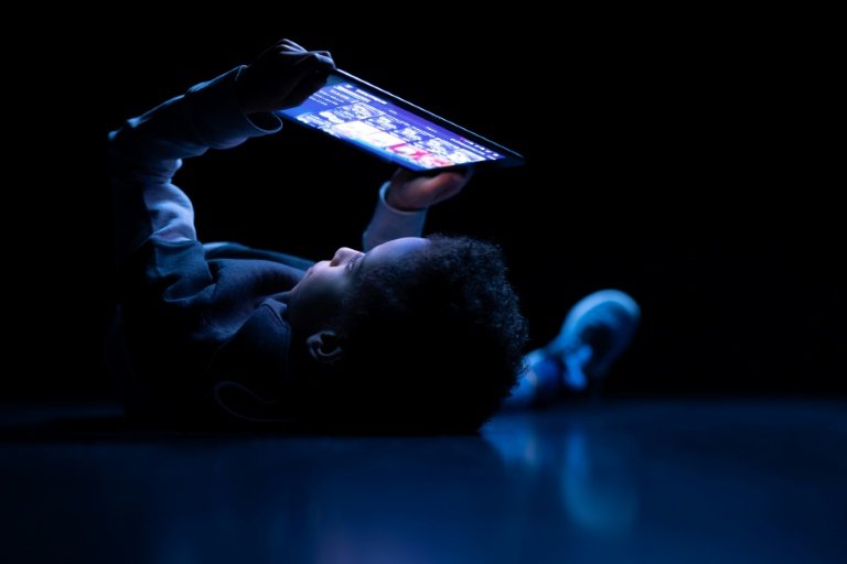 Un enfant regarde une tablette à Paris, le 14 février 2024. © JOEL SAGET
