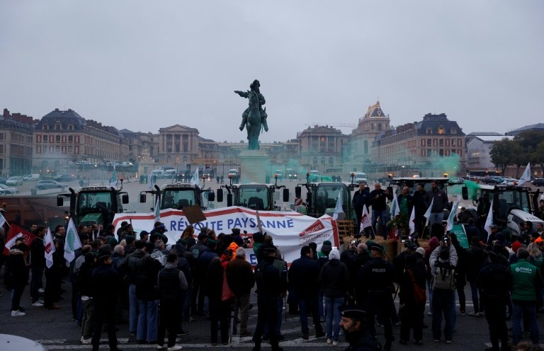 Des agriculteurs manifestent devant le château de Versailles, répondant à l'appel de mobilisation nationale contre le projet d'accord commercial Mercosur, lancé par la première alliance syndicale agricole FNSEA-Jeunes Agriculteurs, le 26 septembre 2025 © GEOFFROY VAN DER HASSELT