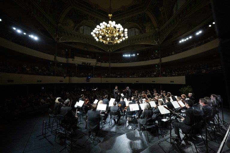 Le Chypriote Theodoros Kameris conduit l'orchestre Victor-Hugo de Bourgogne Franche-Comté lors du 59e concours de chefs d'orchestre de Besançon, le 24 septembre 2025 © SEBASTIEN BOZON