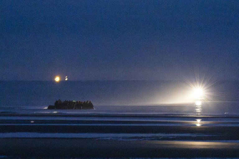 Des migrants embarquent à bord d'un bateau pour tenter une traversée de la Manche le 19 septembre 2025 au large de la plage de Gravelines © Sameer Al-DOUMY