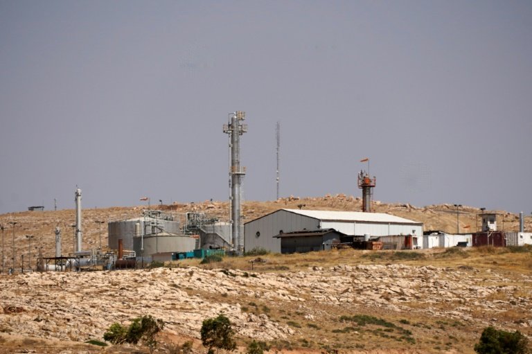 Vue partielle d'un champ pétrolier près de la ville kurde de Dohuk, dans la région du Kurdistan irakien, le 16 juillet 2025 © Ismael ADNAN