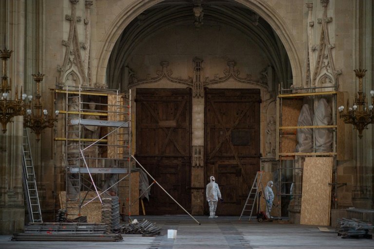 Des employés de la Direction régionale des affaires culturelles (Drac) devant la cathédrale Saint-Pierre-et-Saint-Paul de Nantes, le 30 juin 2021, endommagée par un incendie volontaire en juillet 2020 © LOIC VENANCE