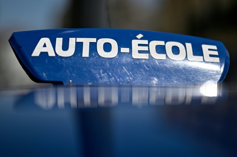 Une voiture d'auto-école à Béziers, le 18 juillet 2025 © GABRIEL BOUYS