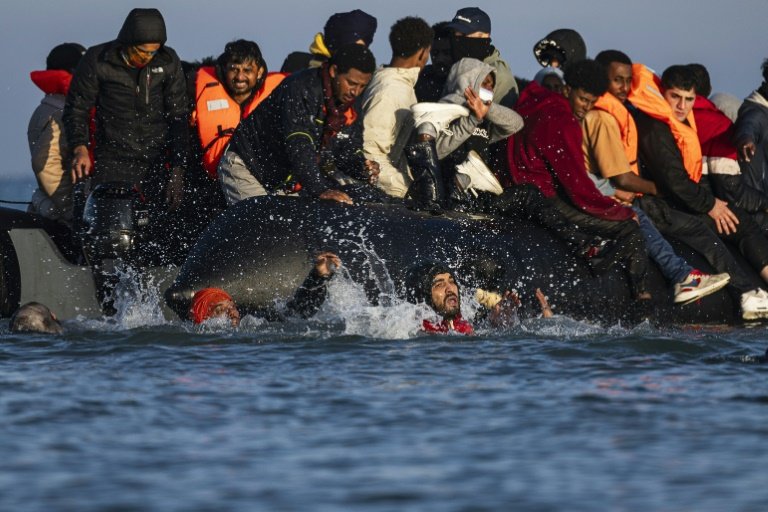 Des migrants tentent d'embarquer sur un bateau de passeurs afin de traverser la Manche au large de Gravelines (nord de la France) le 27 septembre 2025 © Sameer Al-DOUMY