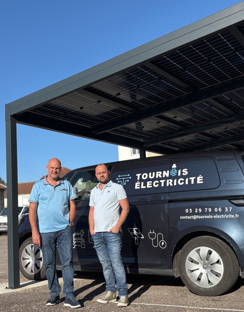 © Alexandra Marquet. Philippe et Alexis Tournois posent ensemble au pied de l'entreprise familiale créée en 1946.