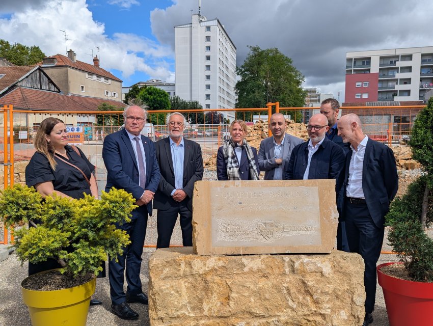 Nathalie Koenders, maire de Dijon, François Rebsamen, président de Dijon métropole, Pierre Pribetich, député et ancien adjoint à l’urbanisme ainsi que les bailleurs sociaux, promoteurs et constructeurs ont posé la première pierre du futur quartier Bruges 2. © Aletheia Press / N.Hubert