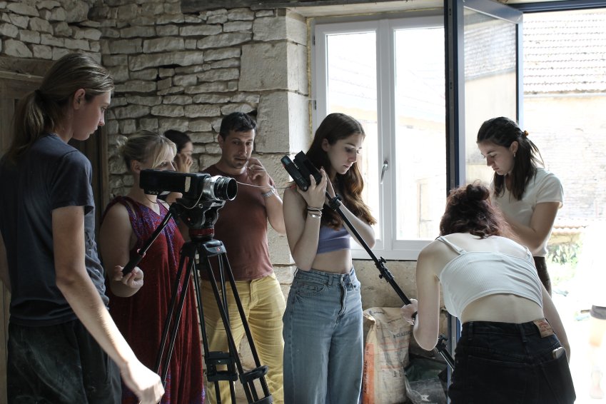 Des réalisateurs collaborent avec la MJC de Montbard pour guider les jeunes du territoire dans le tournage d’un film. Cette action a notamment valu à la structure d’être reconnue scène culturelle de proximité. © MJC Montbard