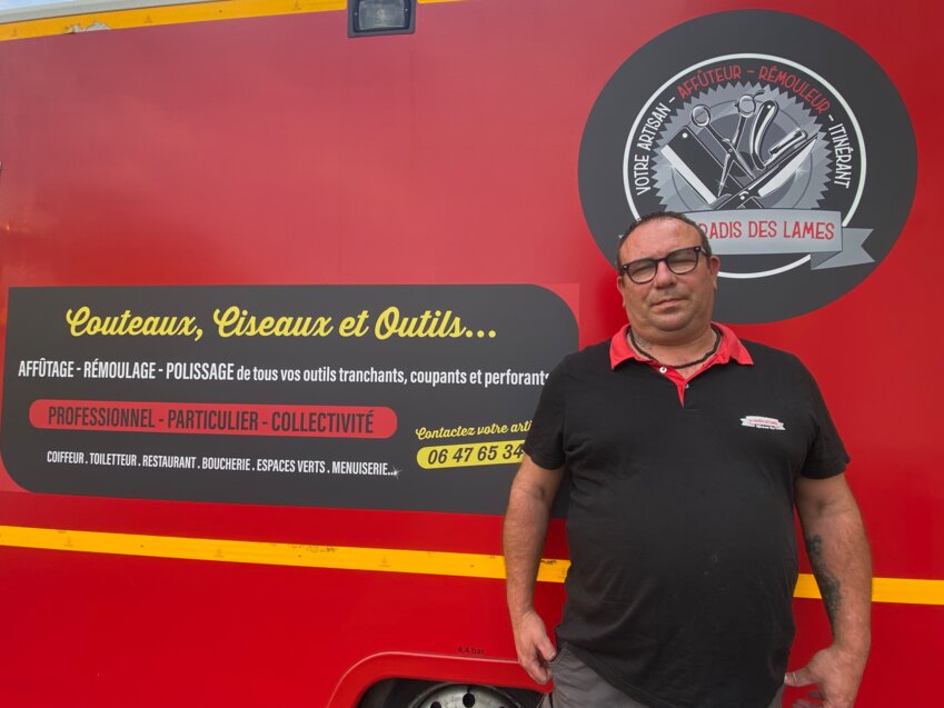 L'affûteur-rémouleur s'est déjà constitué une belle clientèle.