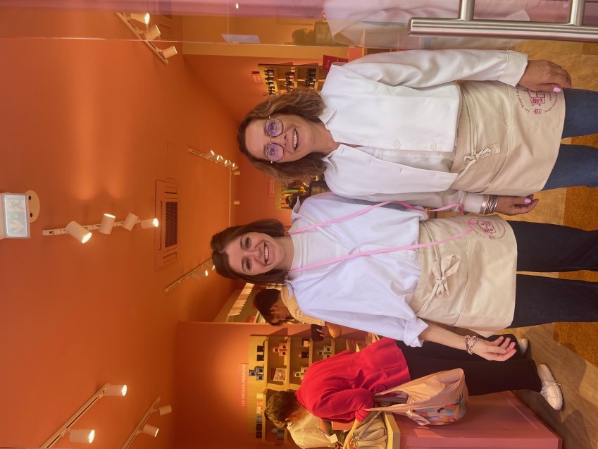 Dorothée Demaret et Maud Remazeilles devant leur boutique toute rose, avec ses bougies dans de charmants pots rappelant les confitures d’antan.