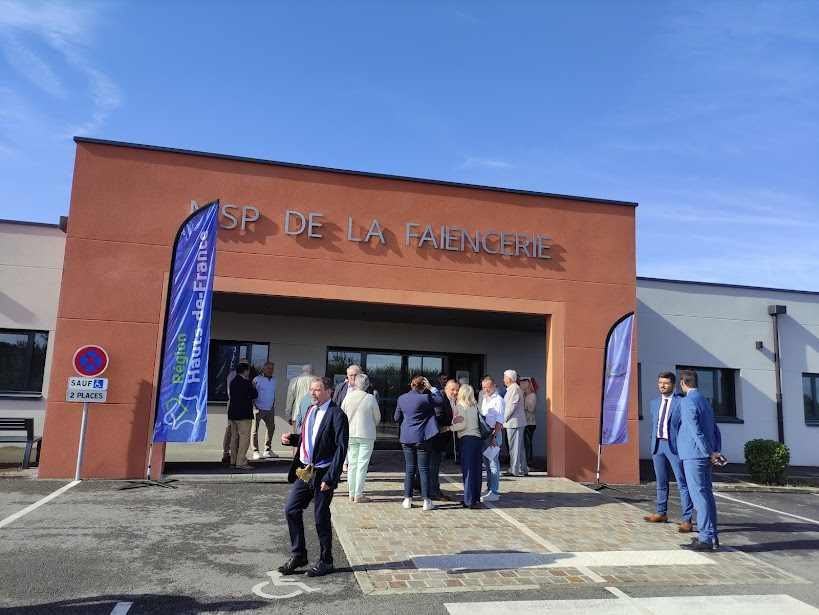 Le maire Bernard Pezet accueille les invités lors de l’inauguration de l’extension.